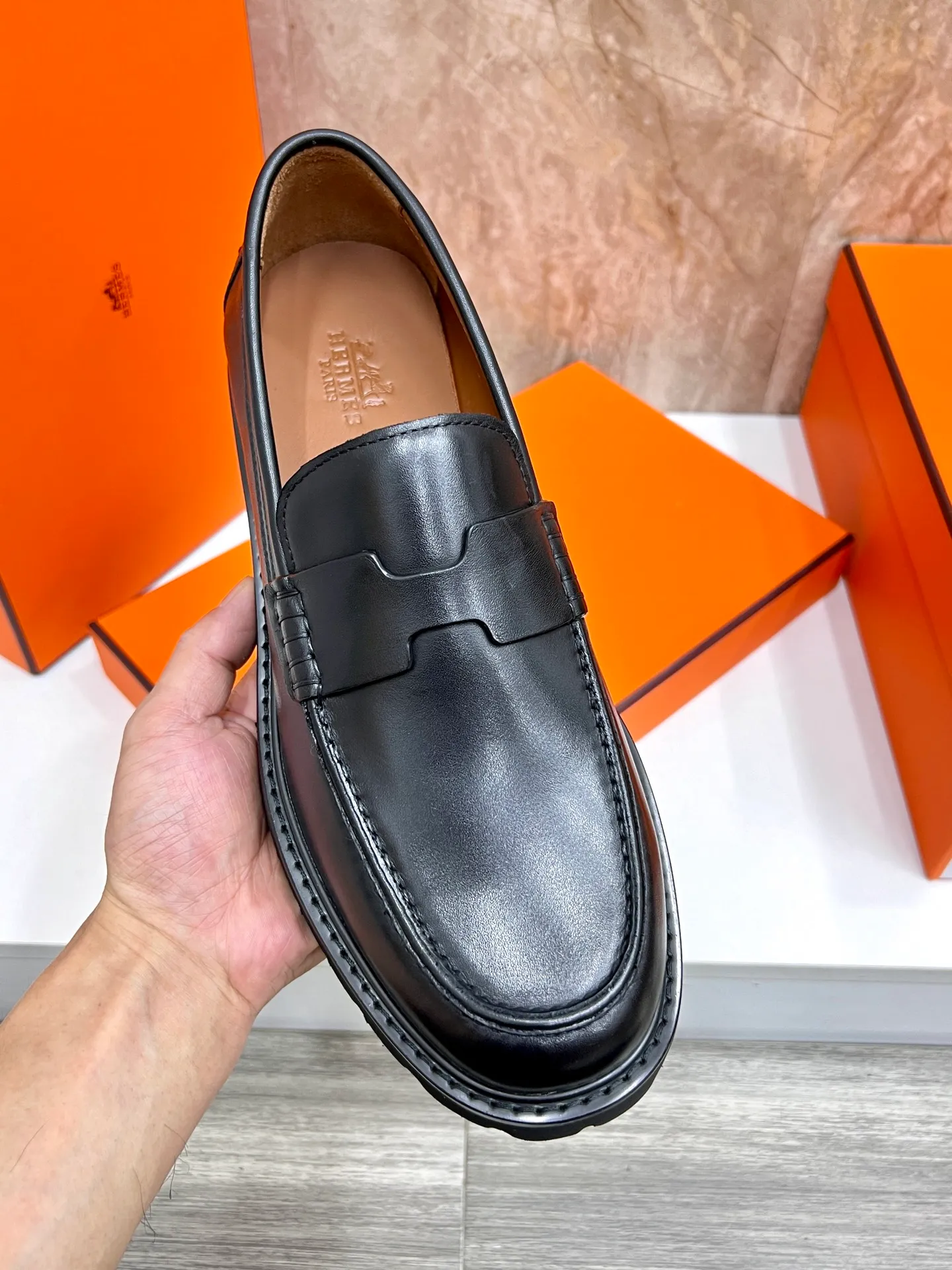 Original order quality P840 Brand: Hermès Standard code: Men's code: 39.40.41.42.43.44. (38.45 custom-made Grade: Same as the official website Original order quality Material: Original cowhide Original breathable cowhide lining Original outsole Style category: Men's fashionable casual leather shoes Color: Actual picture